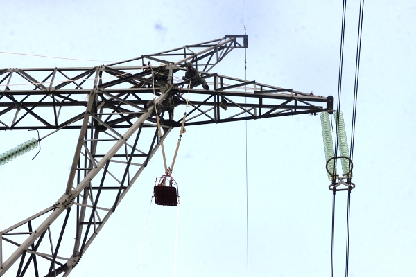 Công ty Truyền tải điện 2 sửa chữa đường dây 500 kV đang mang điện